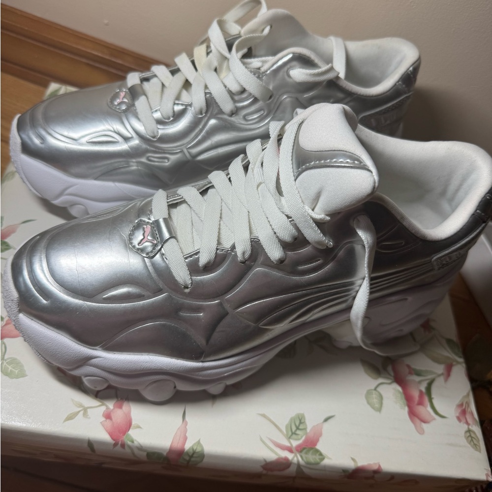 Women’s PUMA Metallic & White Pulsar Wedge Sneakers size 7,5